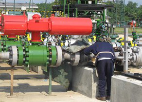 *Valve installation and inspection at the Utorogu gas plant.