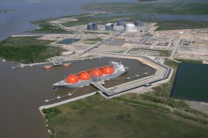 Big U.S. liquefied natgas players move fast, the small race to keep up