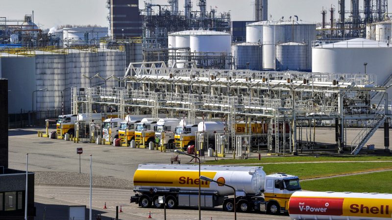 Shell says gas leak on unit at Pernis oil refinery under control