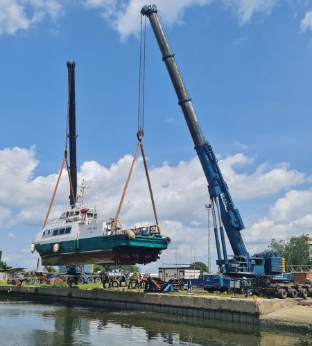 Sarens completes tandem lifting operation for maintenance of Surfer vessel in Port Harcourt